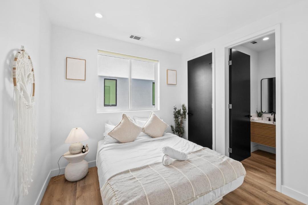 Photo of Bedroom in Pico-Union