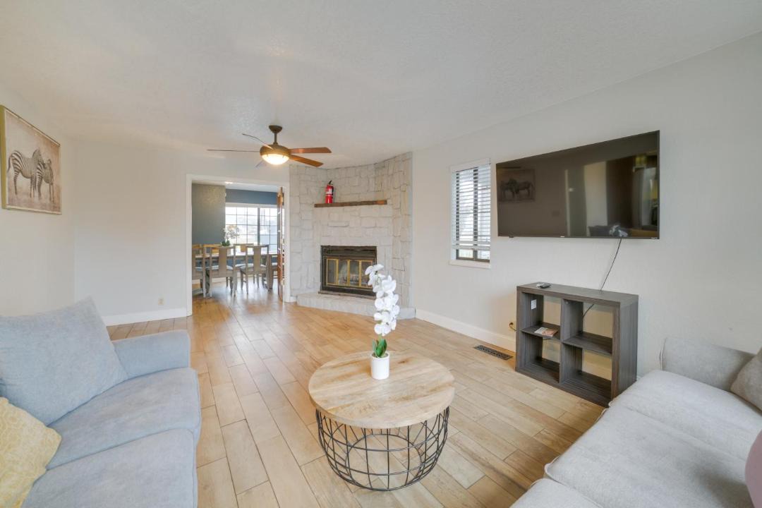 Photo of Livingroom in Hollister