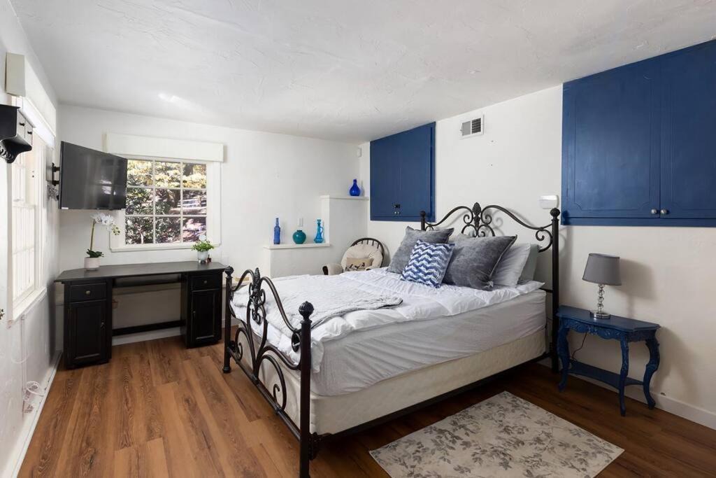Photo of Bedroom in Twin Peaks