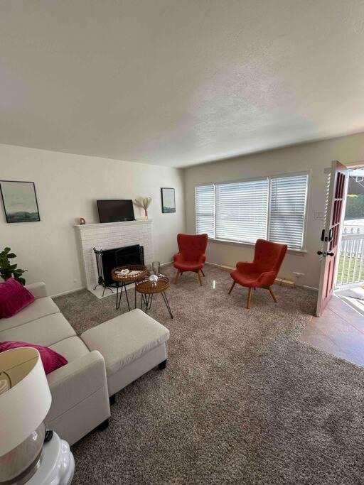 Photo of Livingroom in East Side Costa Mesa