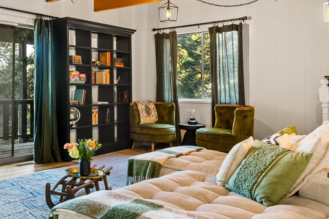 Photo of Livingroom in Arrowhead Villas
