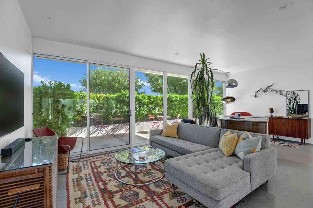 Photo of Livingroom in Racquet Club Estates