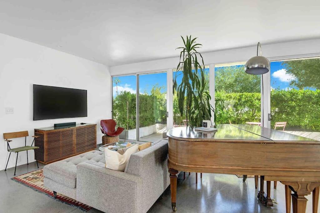 Photo of Livingroom in Racquet Club Estates