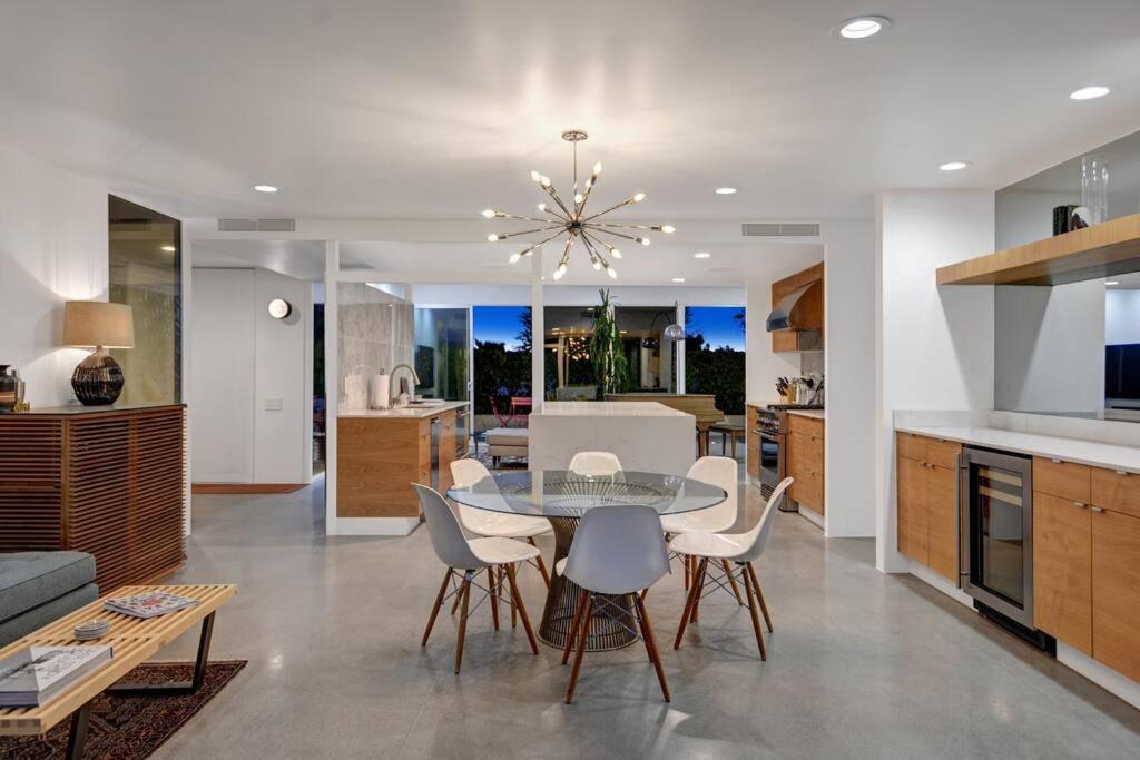 Photo of Livingroom in Racquet Club Estates