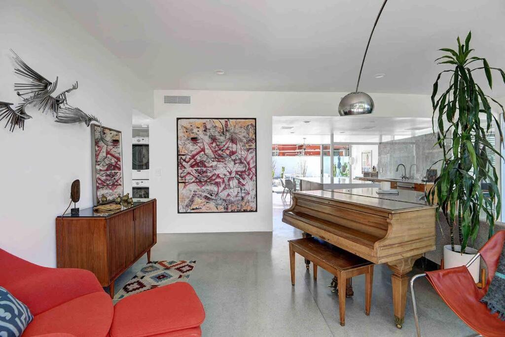 Photo of Livingroom in Racquet Club Estates