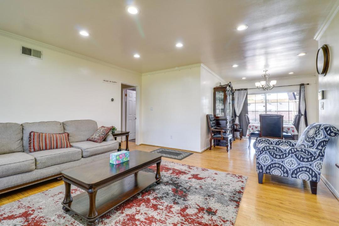 Photo of Livingroom in North Hills West