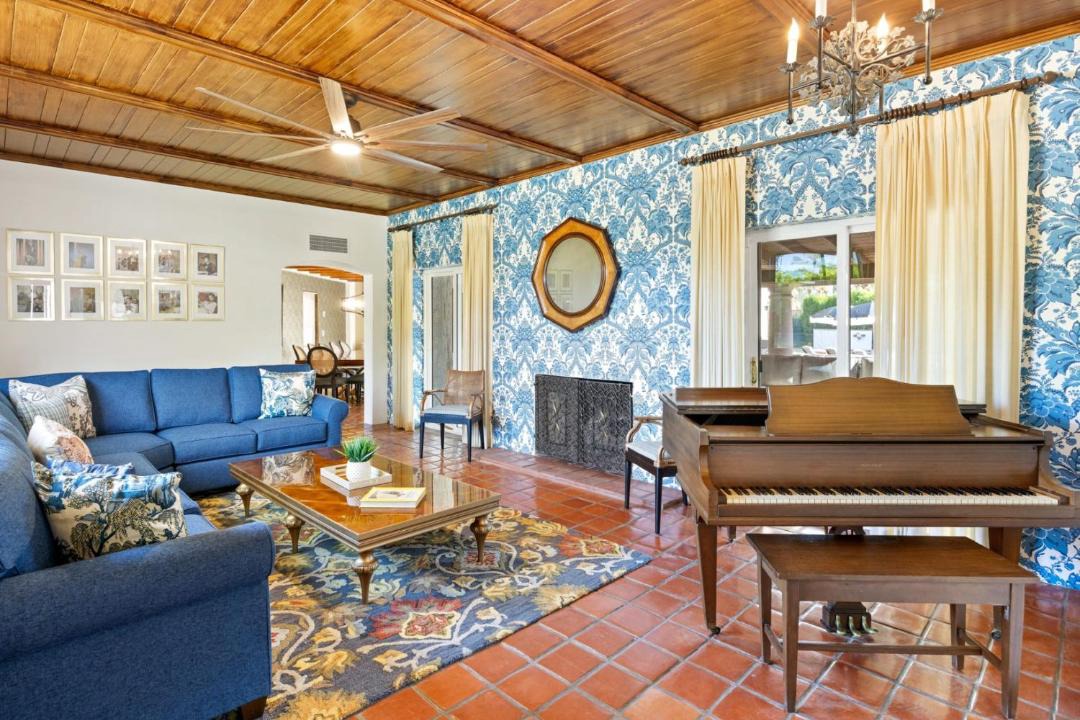 Photo of Livingroom in Uptown Design District