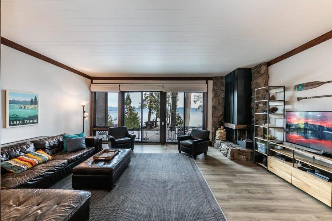 Photo of Livingroom in Tahoe Tavern