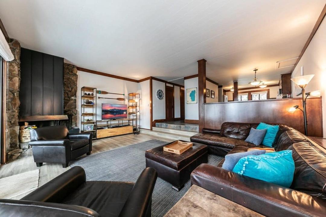 Photo of Livingroom in Tahoe Tavern