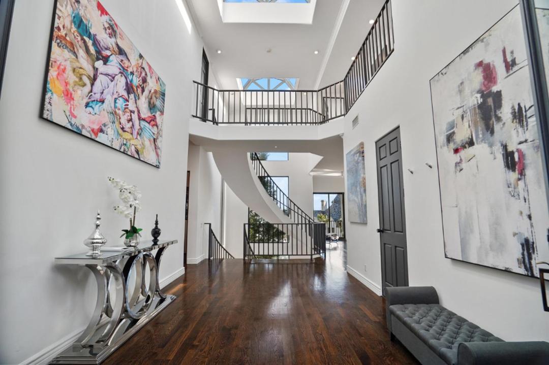 Photo of Livingroom in Hollywood Hills West