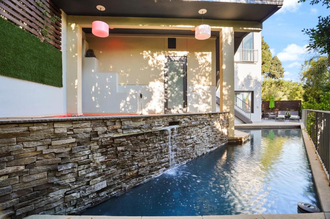 Photo of Others in Hollywood Hills West