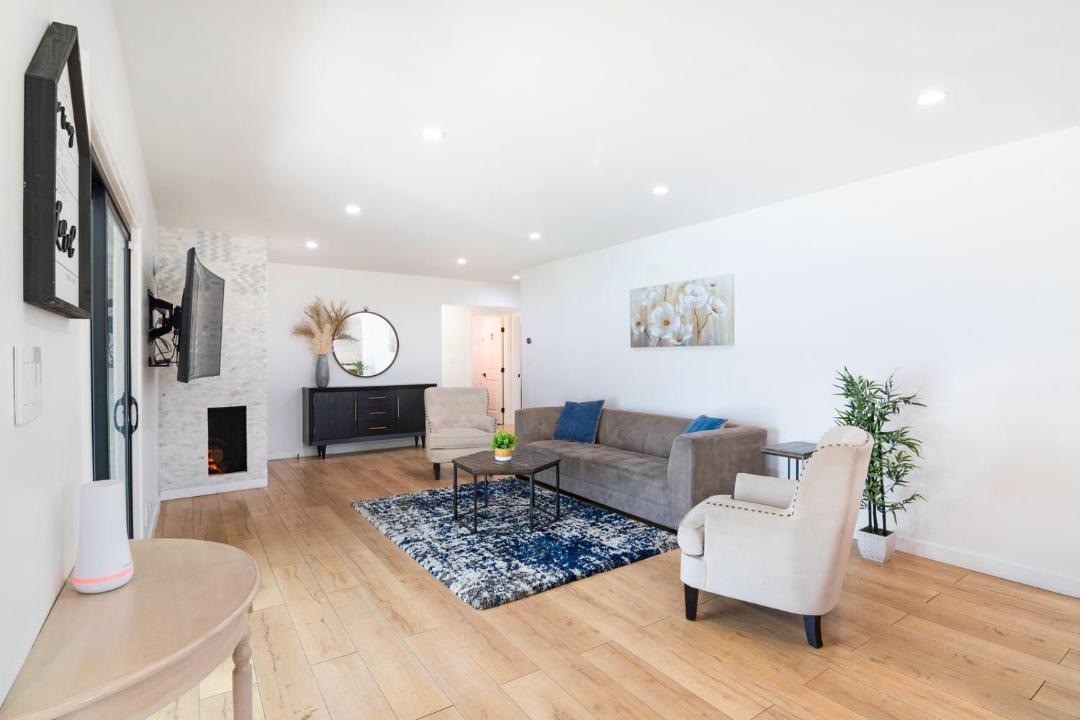 Photo of Livingroom in Valley Glen