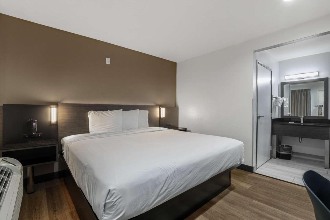 Photo of Bedroom in Central Escondido