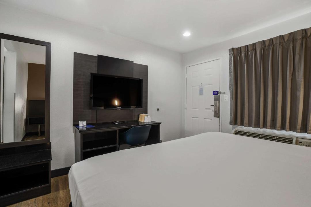 Photo of Bedroom in Central Escondido