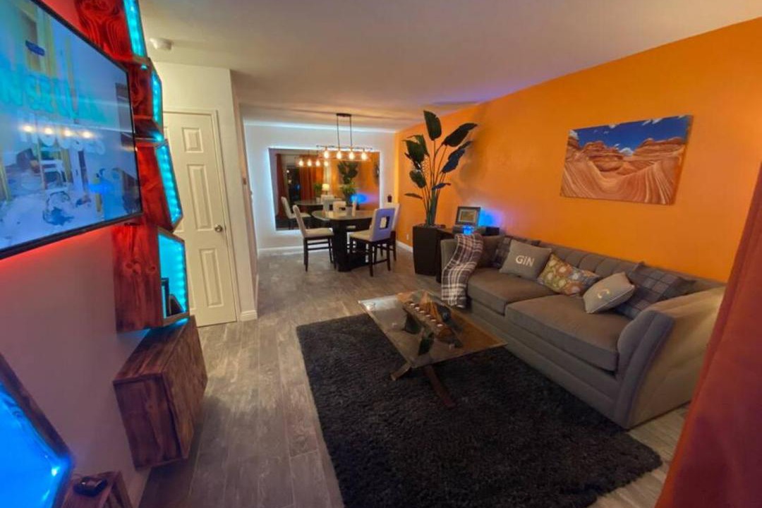 Photo of Livingroom in Racquet Club West