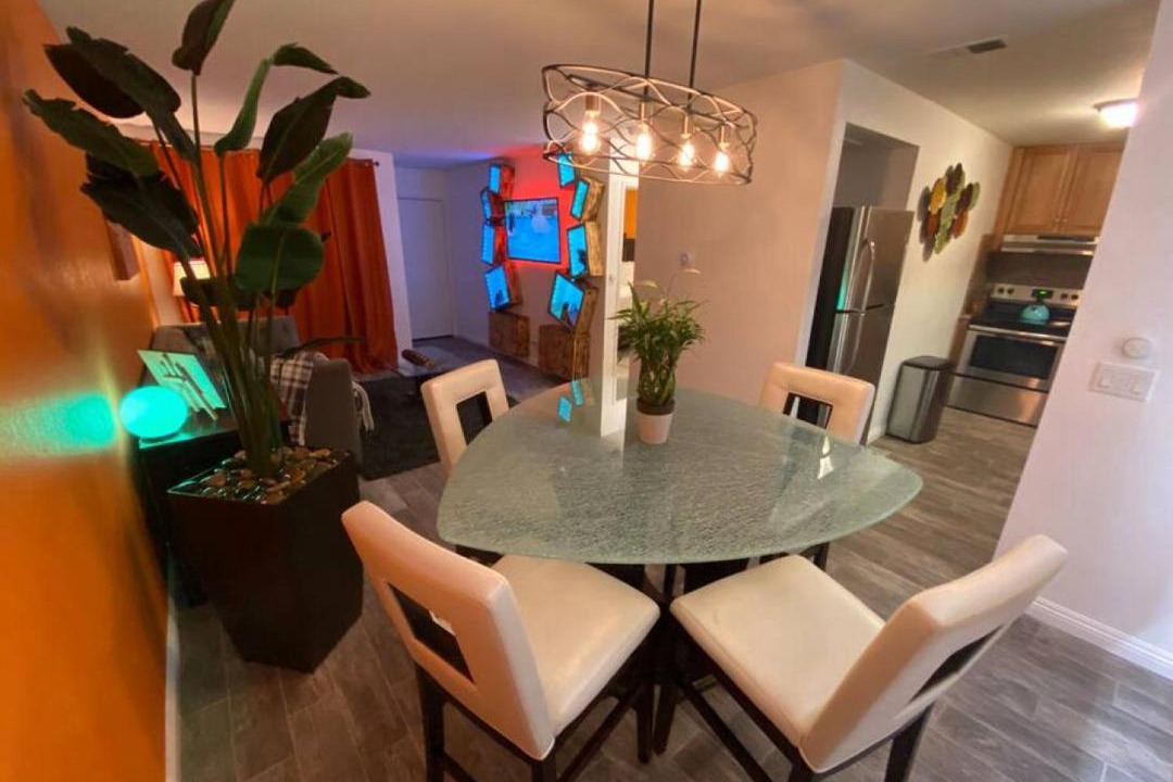 Photo of Livingroom in Racquet Club West
