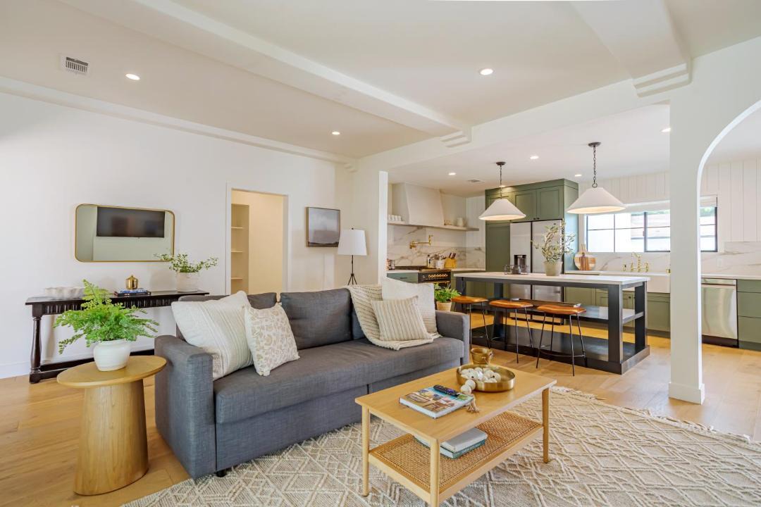 Photo of Livingroom in Valley Glen