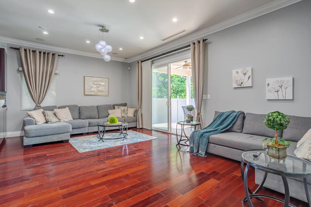 Photo of Livingroom in Valley Glen