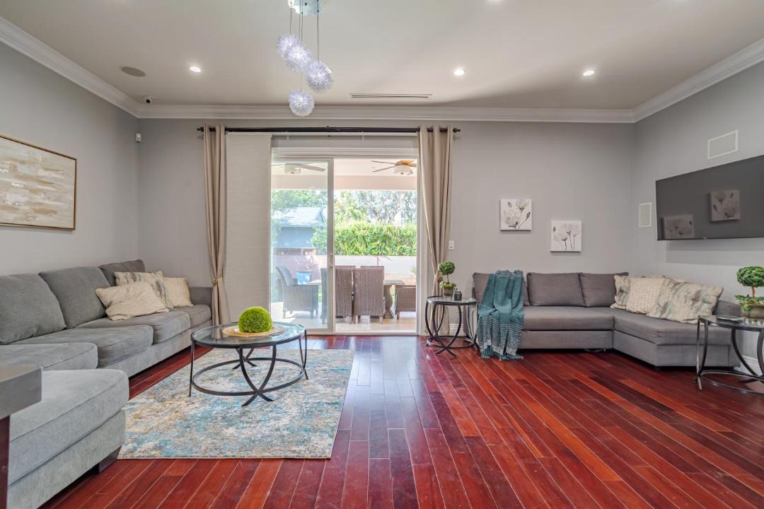 Photo of Livingroom in Valley Glen