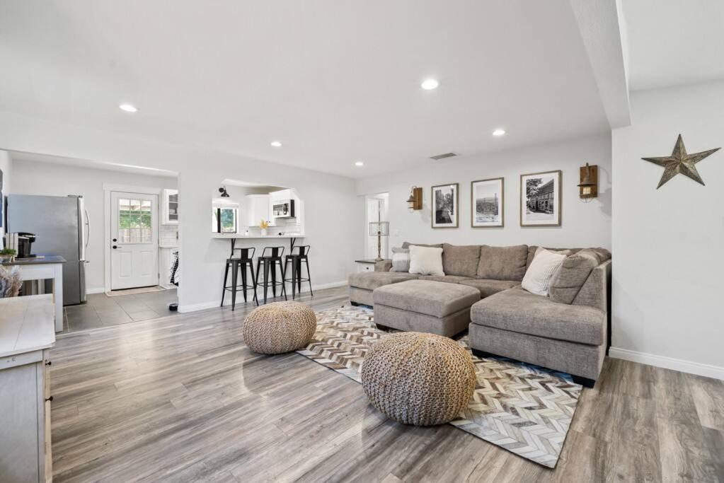Photo of Livingroom in Newhall