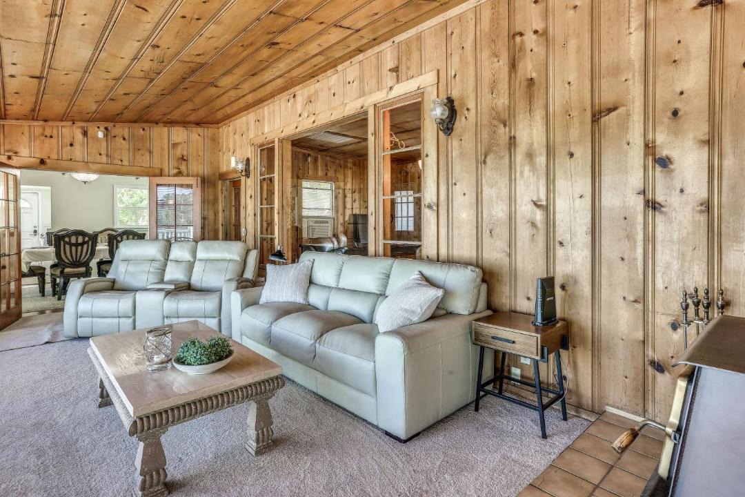 Photo of Livingroom in Yosemite Lakes