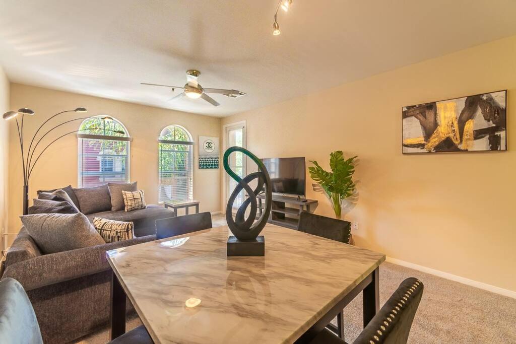 Photo of Livingroom in Orange