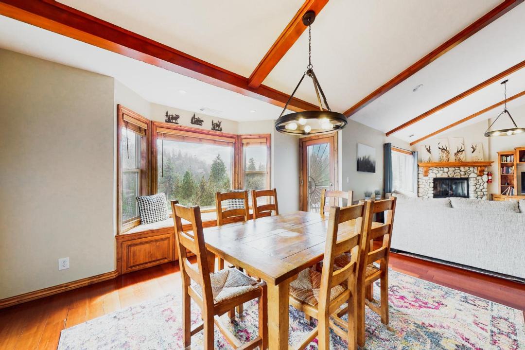 Photo of Livingroom in Lake Arrowhead
