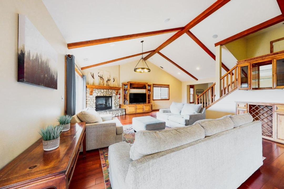 Photo of Livingroom in Lake Arrowhead