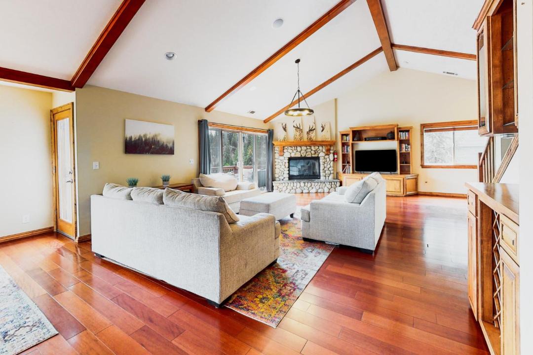 Photo of Livingroom in Lake Arrowhead