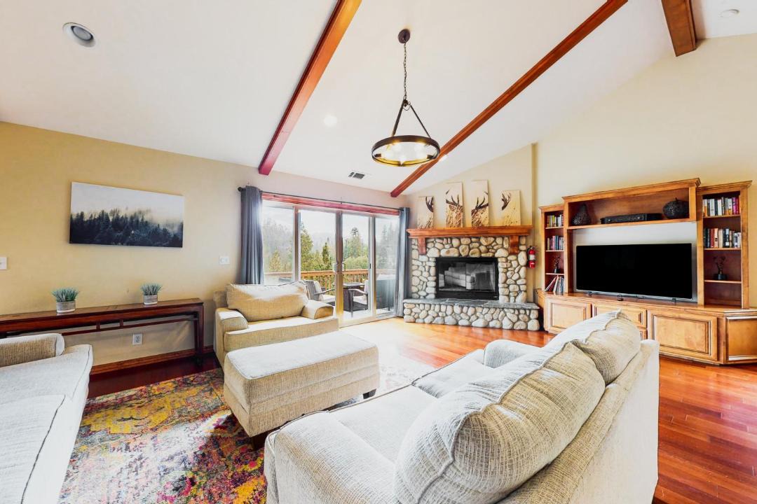 Photo of Livingroom in Lake Arrowhead