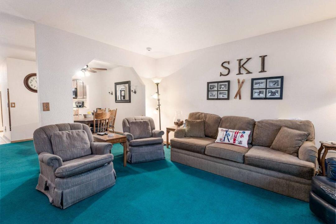 Photo of Livingroom in Summit Estates