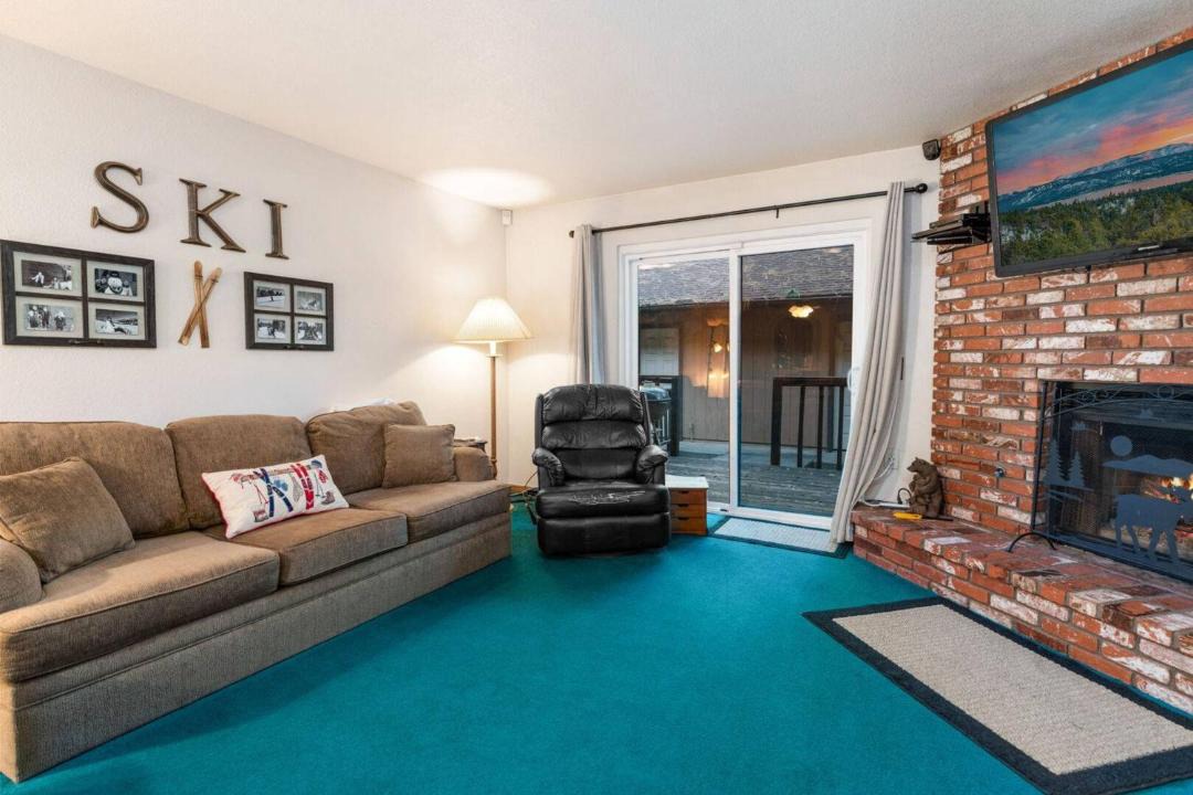 Photo of Livingroom in Summit Estates