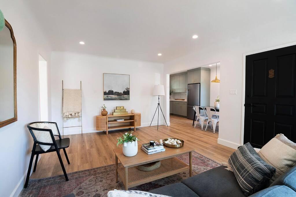 Photo of Livingroom in Valley Glen