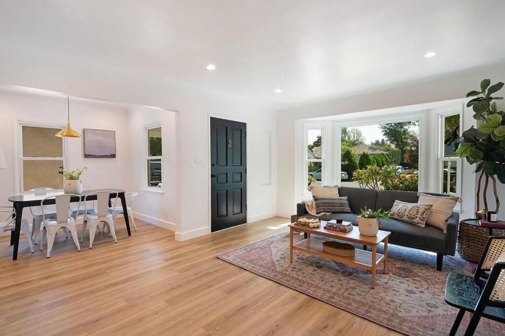Photo of Livingroom in Valley Glen