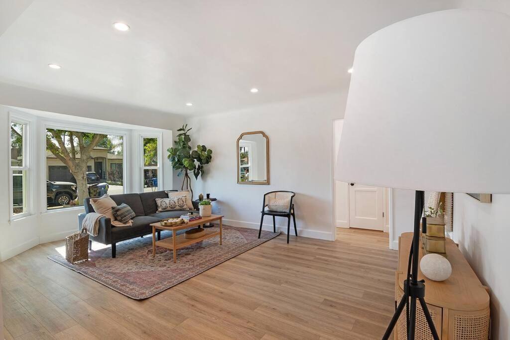 Photo of Livingroom in Valley Glen