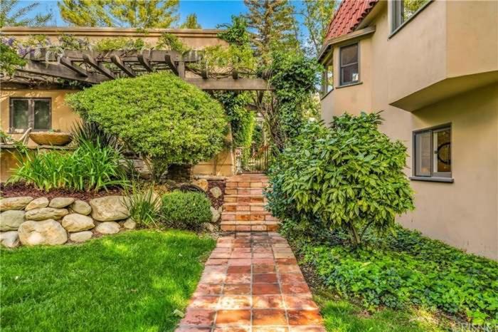 Photo of Buildings in Calabasas