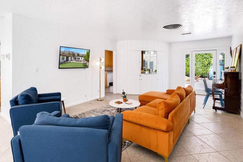 Photo of Livingroom in Racquet Club West