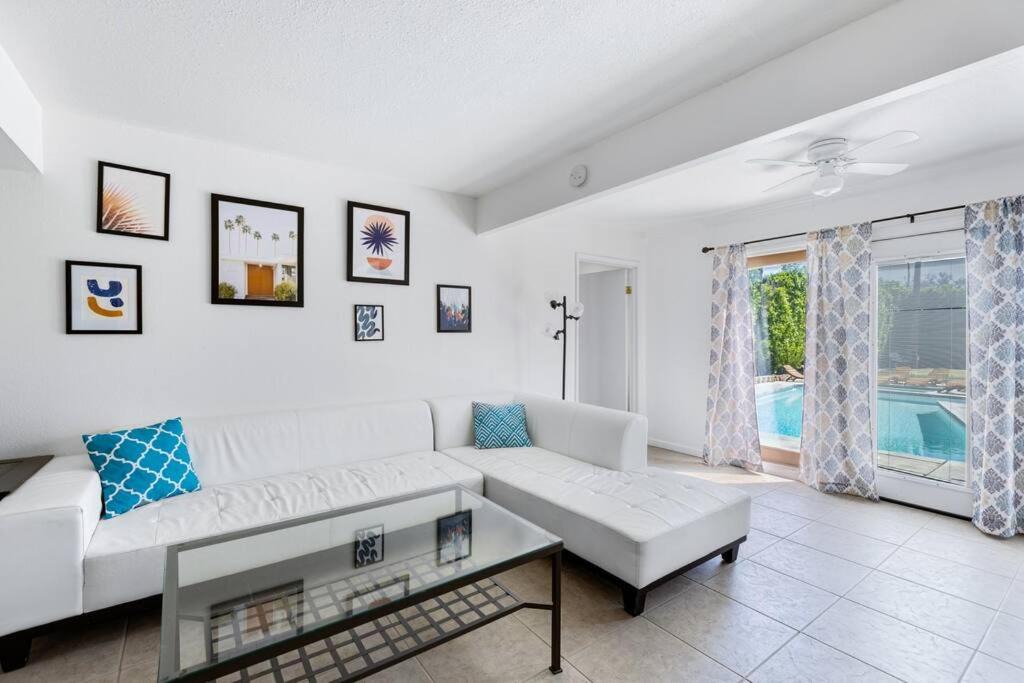 Photo of Livingroom in Racquet Club West