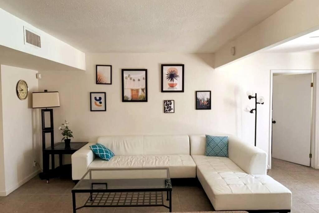 Photo of Livingroom in Racquet Club West