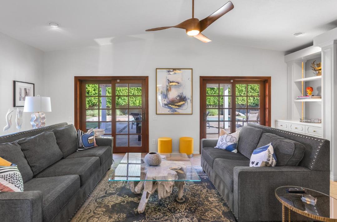 Photo of Livingroom in Racquet Club West