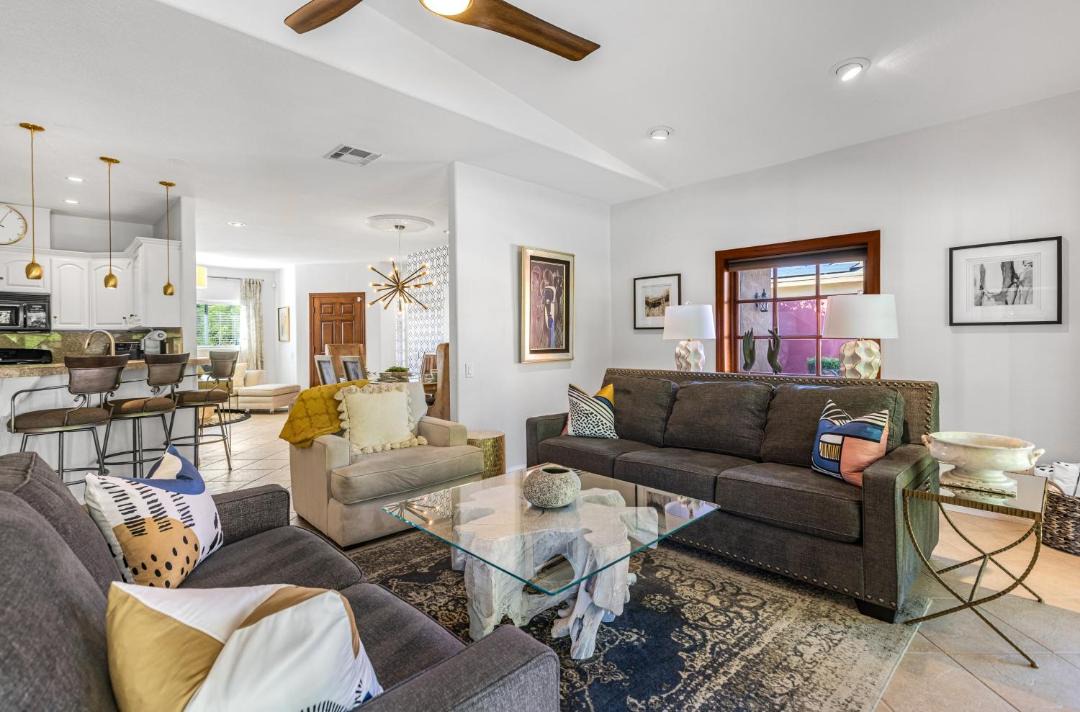Photo of Livingroom in Racquet Club West