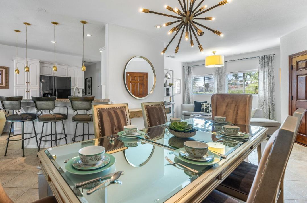 Photo of Livingroom in Racquet Club West