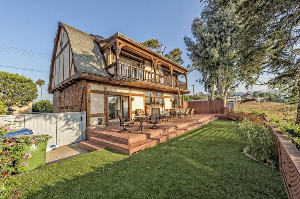 Photo of Buildings in Pacific Palisades