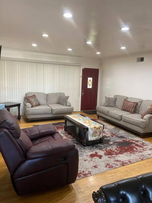 Photo of Livingroom in North Hills West