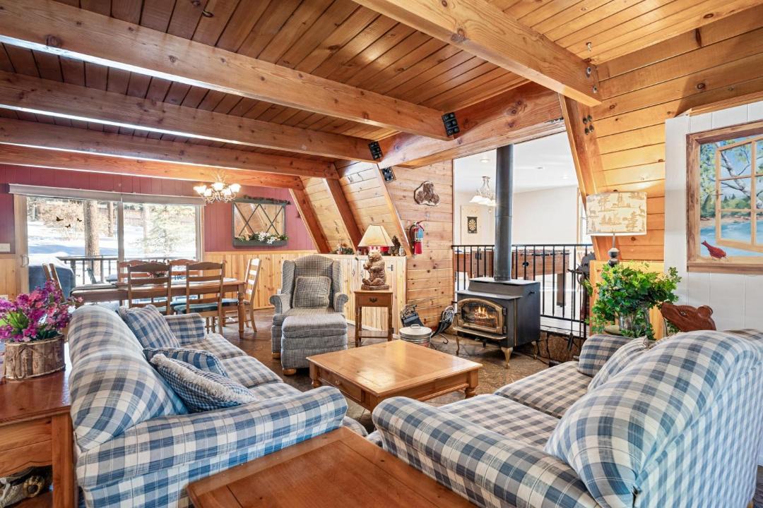 Photo of Livingroom in Summit Estates