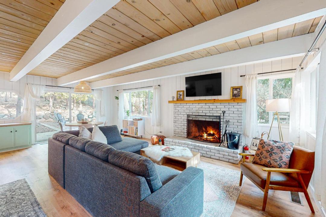 Photo of Livingroom in Lake Arrowhead