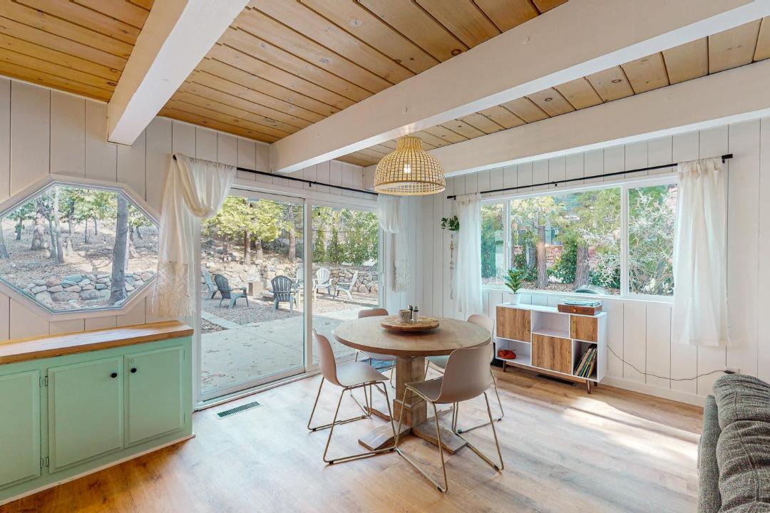 Photo of Livingroom in Lake Arrowhead