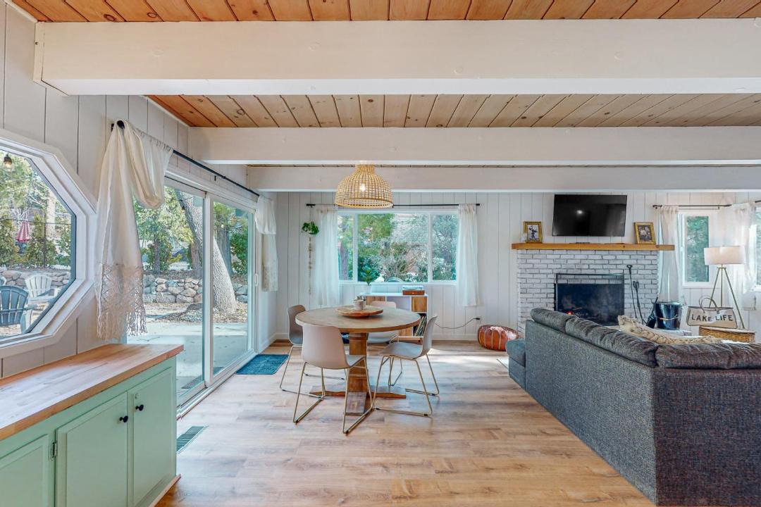 Photo of Livingroom in Lake Arrowhead