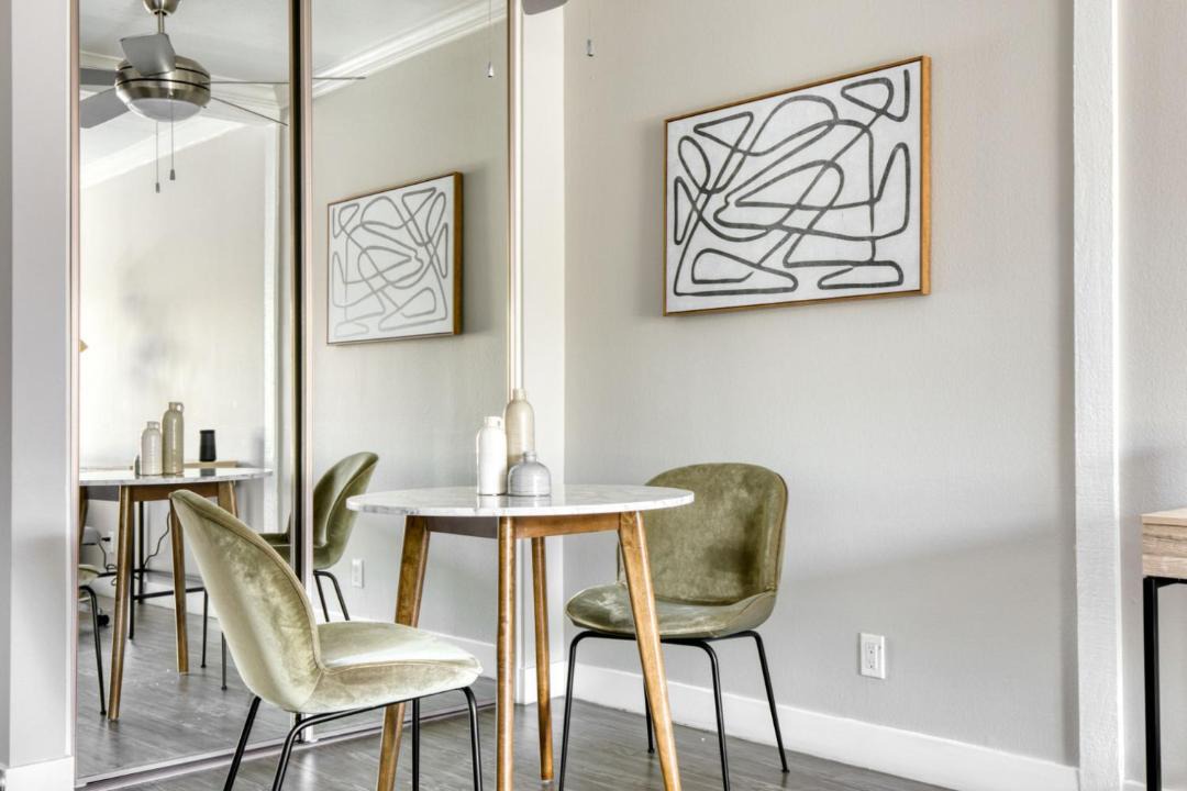 Photo of Livingroom in Warner Center