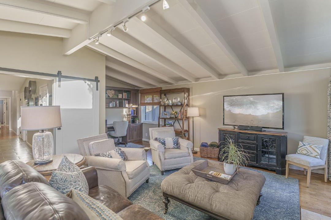 Photo of Livingroom in Mission Fields